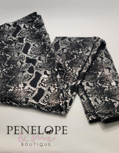 Load image into Gallery viewer, Fleece Lined Snake Print Leggings