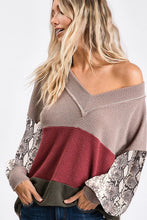 Load image into Gallery viewer, POPCORN WAFFLE COLOR BLOCK TOP WITH SNAKESKIN

